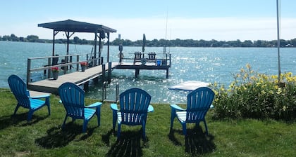 Clean Cozy Home on the St. Clair River, 4 bedroom Sleeps 7