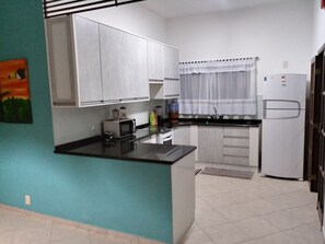 Geladeira, micro-ondas, fogão, cooktop