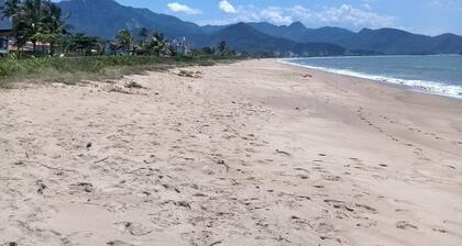 House in Caraguatatuba, 150m from the beach, swimming pool, cable TV, wi-fi, 24-hour security!
