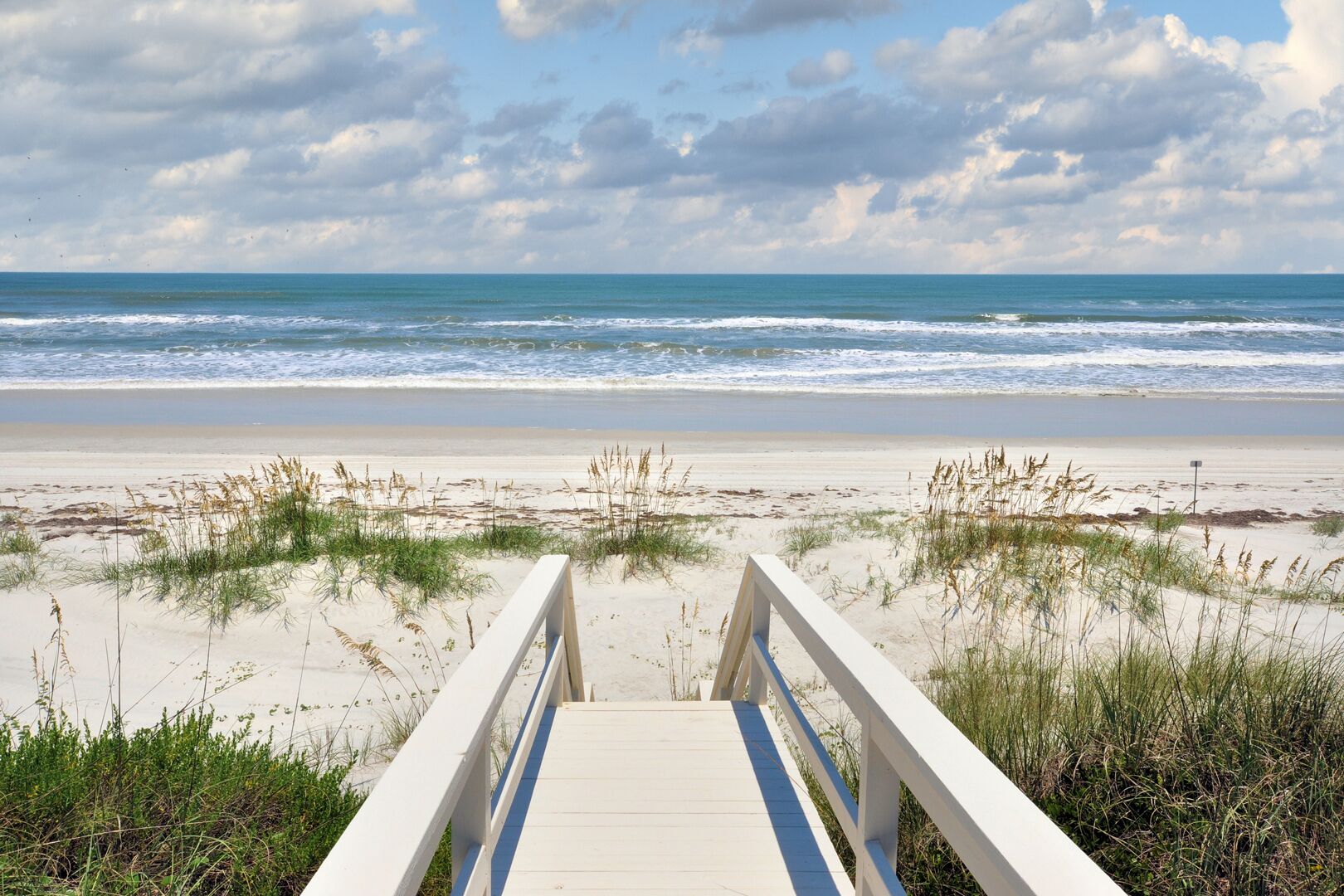 Una spiaggia nelle vicinanze, ombrelloni
