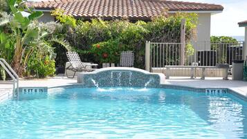 Een buitenzwembad en een verwarmd zwembad