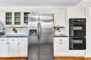 Fridge, microwave, oven, stovetop - Charming Bachelorette Castle, 6 bed 4 bath & 2, walk to Main. LTR (Fredericksburg)