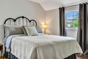 6 bedrooms, iron/ironing board, free WiFi, bed sheets - Charming Bachelorette Castle, 6 bed 4 bath & 2, walk to Main. LTR (Fredericksburg)