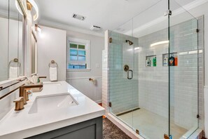 Bathtub, hair dryer, towels, toilet paper - Charming Bachelorette Castle, 6 bed 4 bath & 2,  walk to Main. LTR  (Fredericksburg)