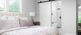Charming Bachelorette Castle, 6 bed 4 bath & 2, walk to Main. LTR