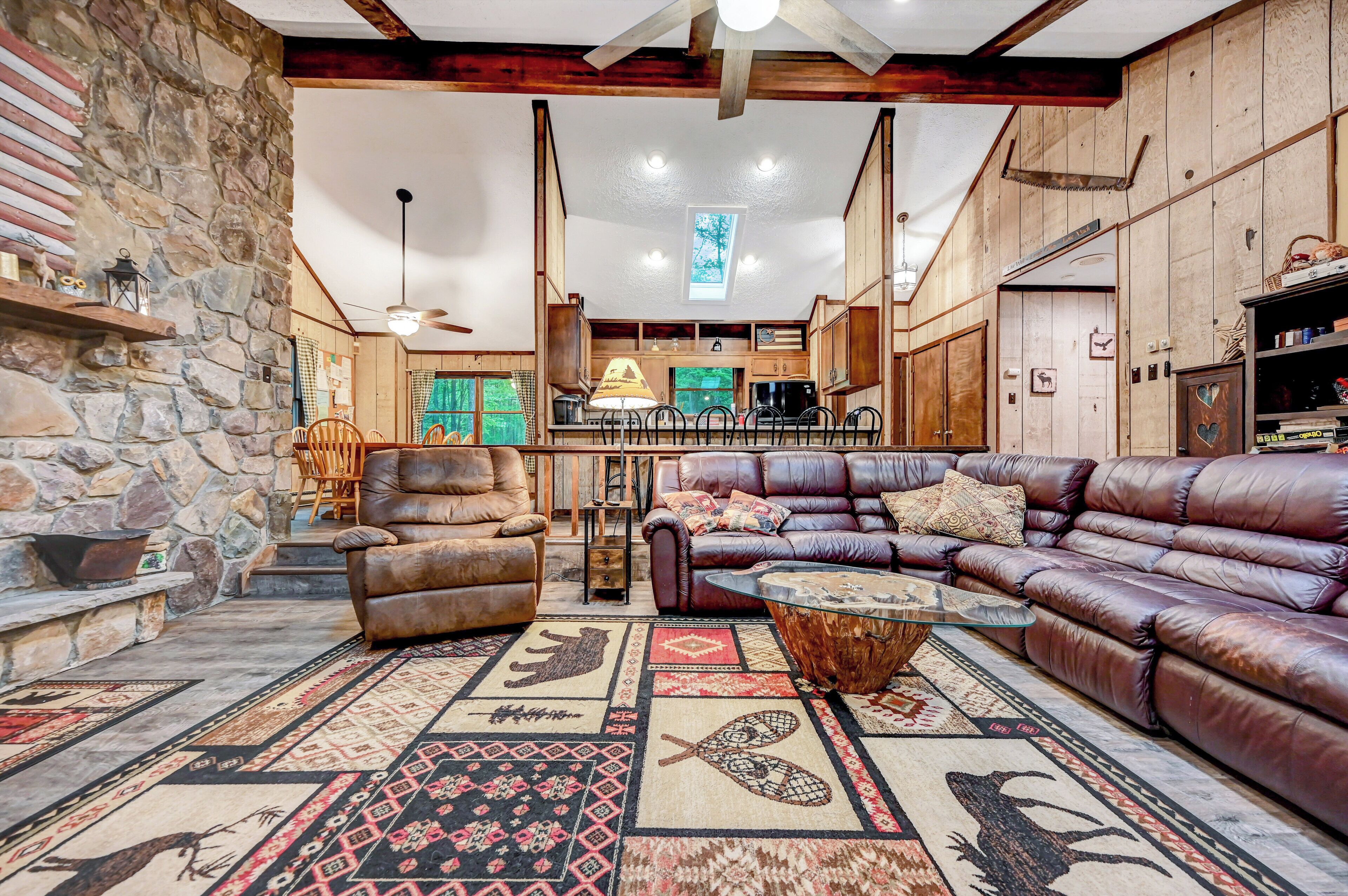 Älytelevisio, takka, DVD-soitin, pöytäjalkapallopöytä