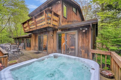 Pocono House W/ Outdoor Hottub, Pet Friendly, 2 Canoes, Kayak & Firepit