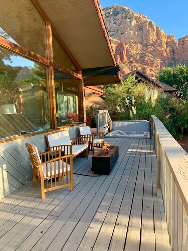 Dynamite Red Rock Views w Spa & gas fire-table