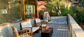 Dynamite Red Rock Views w Spa & gas fire-table