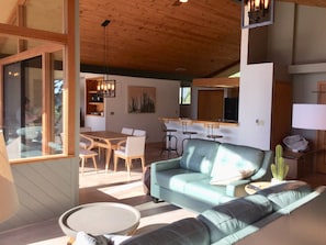 Smart TV, fireplace, stereo - Dynamite Red Rock Views w Spa & gas fire-table (Sedona)