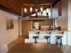 Dining - Dynamite Red Rock Views w Spa & gas fire-table (Sedona)