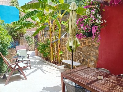 Beautiful Garden, Entire Home in the Old Town
