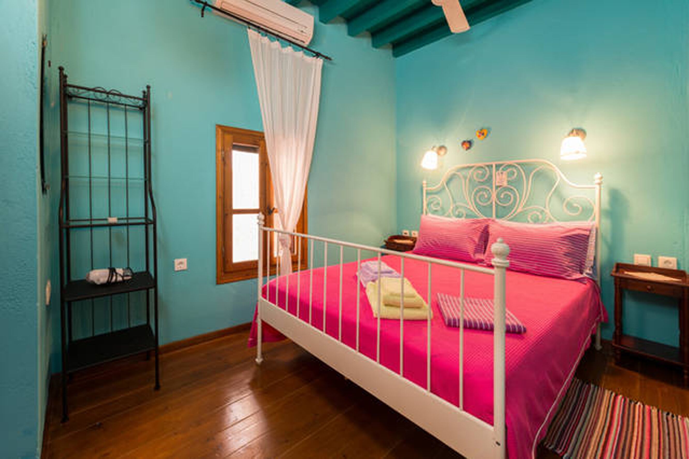 2 bedrooms, in-room safe, desk, iron/ironing board