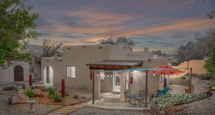 Great hiking trails. Minutes from great restaurants. Private outdoor space!