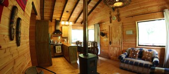 Cabine confortable au bord de la rivière. Un endroit pour se détendre et profiter de la nature !!!