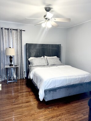 2 slaapkamers, een strijkplank/strijkijzer, gratis wifi, beddengoed