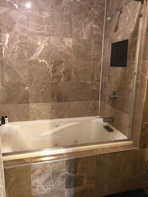 Baignoire, baignoire à jets, sèche-cheveux, serviettes fournies