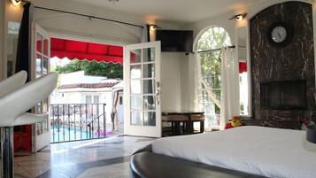 3 habitaciones, escritorio y tabla de planchar con plancha