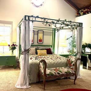 6 bedrooms, desk, iron/ironing board, travel cot