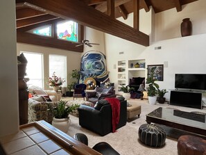 Smart-TV, peis, DVD-spiller og bordtennis