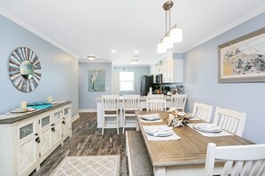 Dining - Screen Porch, Beach Front, Views of the Bay -Beach Therapy (Cape San Blas)