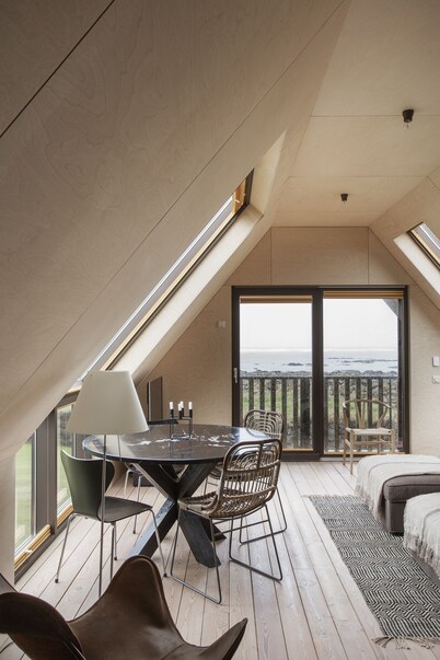 Barn House by the shore in South Iceland - with hot tub