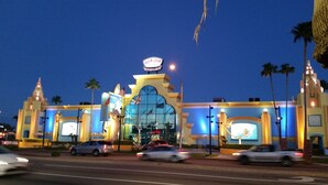 A hotel with a large arched entrance, palm trees, and a sign reading "Ron Jon's One of a Kind." - SOL: pool, 1 blk to the beach. 3b/3.5ba. beach items, longbrd, picklball close (Cocoa Beach)