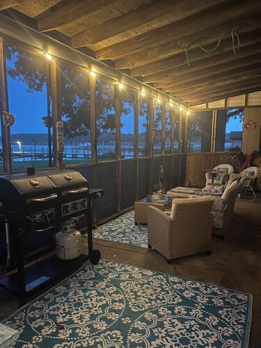 Waterfront cottage for paddle boarding, kayaking, crabbing, and fishing