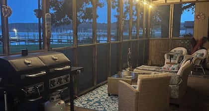 Waterfront cottage for paddle boarding, kayaking, crabbing, and fishing