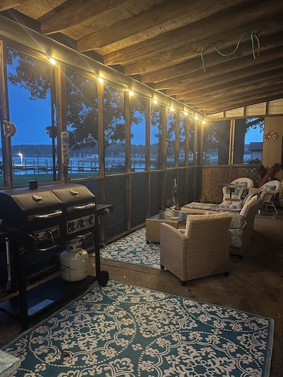 Waterfront cottage for paddle boarding, kayaking, crabbing, and fishing