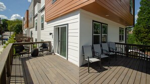 A modern two-story house with a wooden deck and outdoor seating area. - NEW Modern House with Roof Deck of Atlanta Skyline (Atlanta)