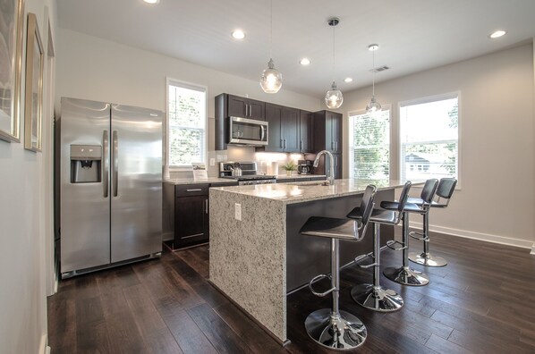 Micro-ondes, four, plaque de cuisson, lave-vaisselle