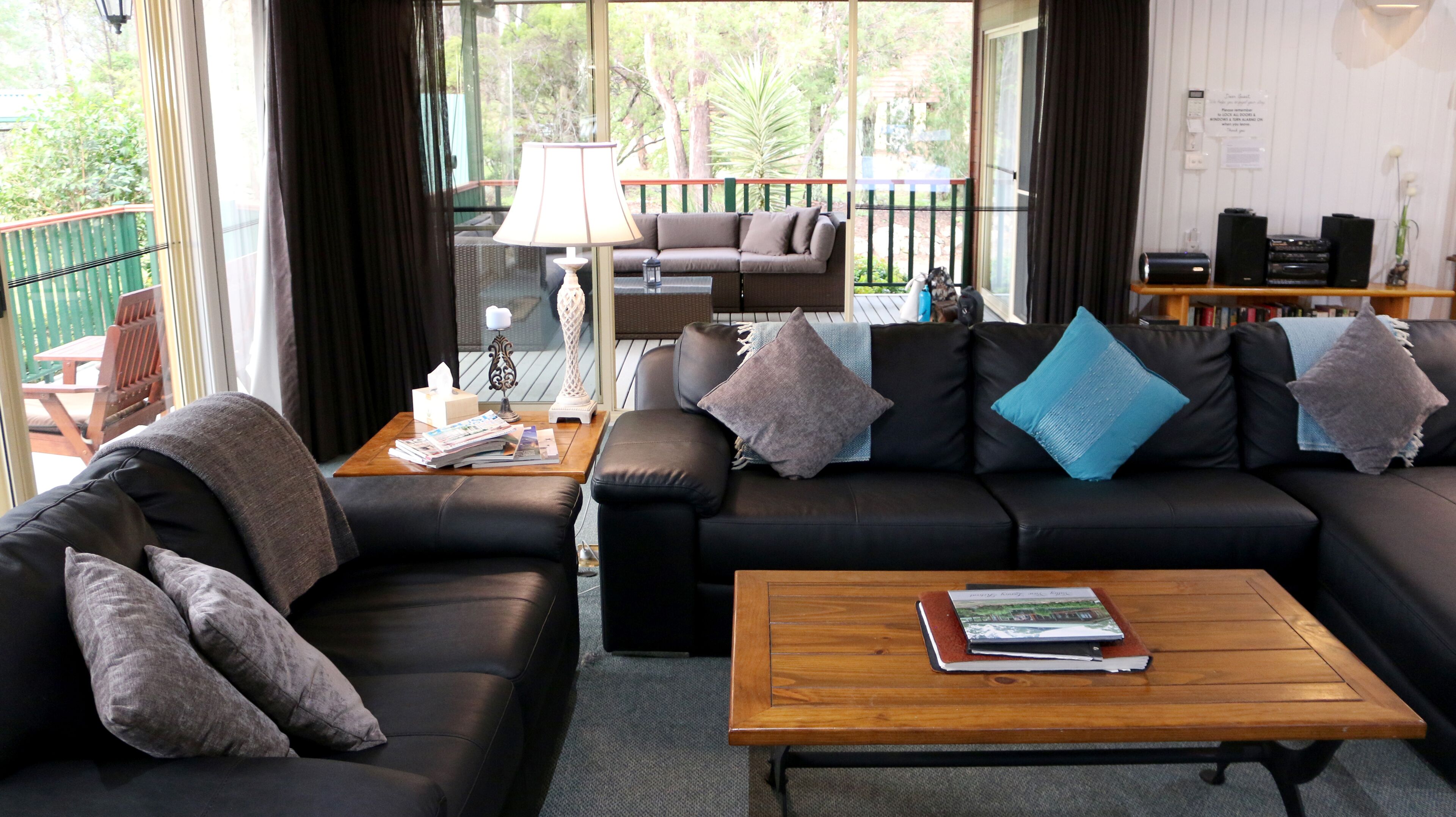 Smart TV, chimenea, reproductor de DVD y libros 