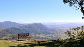 Property grounds - Absolute  luxury, surprising additions, welcome hamper & wine, cheese & biscuits (Hunter Valley)