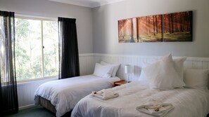 4 عدّة غرف نوم وأسرّة بطبقة علوية مريحة ومكتب ومكواة/لوح كي