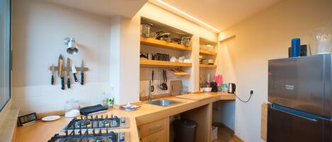 Fridge, microwave, oven, coffee/tea maker