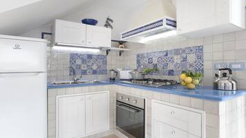 Frigorifero, microonde, forno, piano cottura