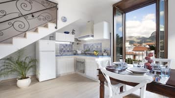 Frigorifero, microonde, forno, piano cottura