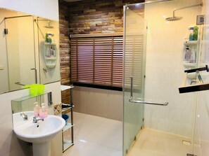 4 Bedrooms Villa | Banheiro | Chuveiro, produtos de toalete grátis, secador de cabelo, chinelos