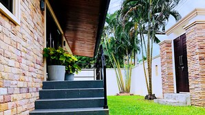 4 Bedrooms Villa | Teras/patio