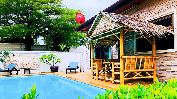 4 Bedrooms Villa | Teras/patio