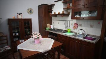 KĂŒhlschrank, Ofen, Herdplatte, Wasserkocher mit Kaffee-/Teezubehör