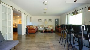 1 室のベッドルーム、ノートパソコン用作業スペース、アイロン / アイロン台、ベビーベッド (無料)