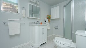 Bathroom | Rainfall showerhead, free toiletries, hair dryer, towels - Marbella Lane Eco Friendly Treehouse SFO (Brisbane)