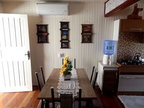 Casa família, 2 quartos | Opções para refeição no quarto