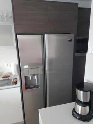 Geladeira, micro-ondas, fogão, cooktop