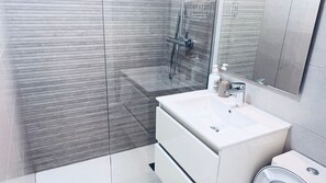 Dusche, Haartrockner, Handtücher