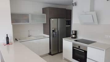 Frigorífic, microones, forn i placa de cuina