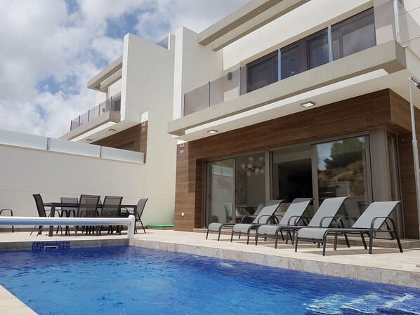 A heated pool - Luxury villa with private swimming pool 6 (to 8) people (Villamartín)