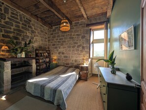 Room - Charming 16th-century country house, in Ardèche, with views of the Cévennes. (Chassiers)